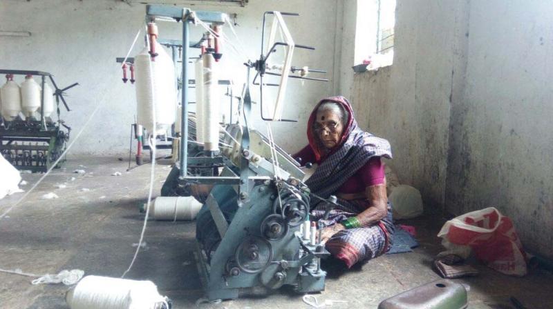 A woman making cotton fabric for the Tricolour at Tulasigeri in Bagalkot district. (Photo: DC)