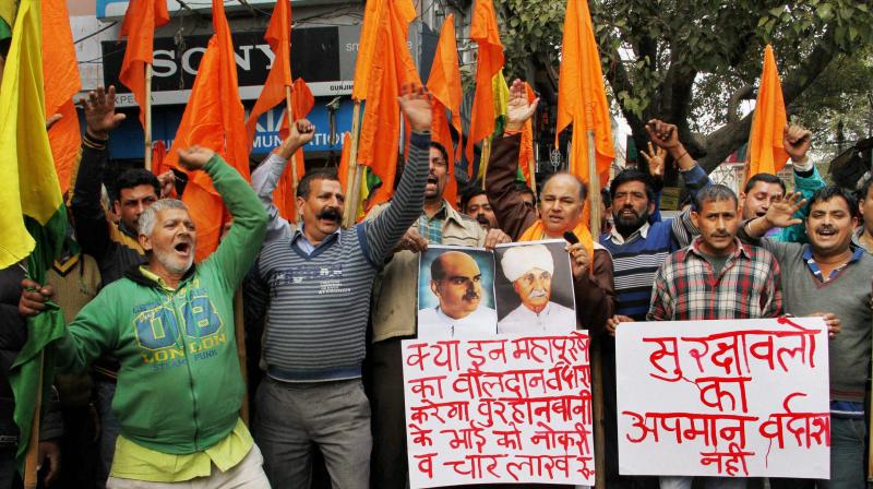 Activists of Shiv Sena shout slogans to protest against the decision to grant ex-gratia relief compensation of Rs 4 Lakhs and job to the family of Burhan Wani. (Photo: PTI/File)