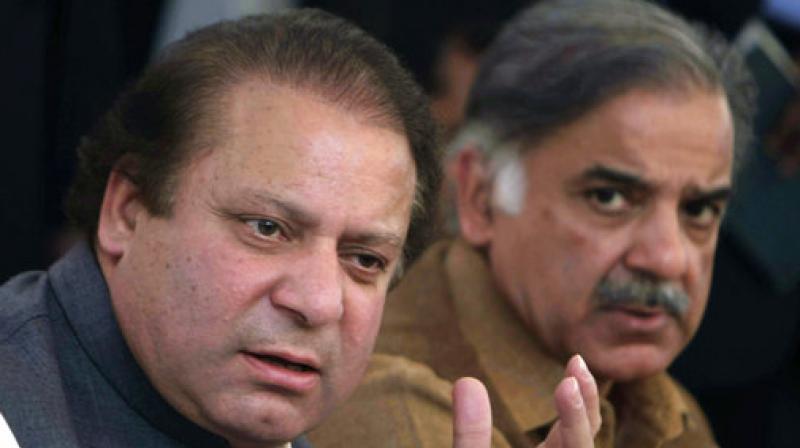 Pakistans deposed Prime Minister Nawaz Sharif (L) addresses a news conference with his brother Shahbaz Sharif in Lahore, Pakistan. (Photo: AP)