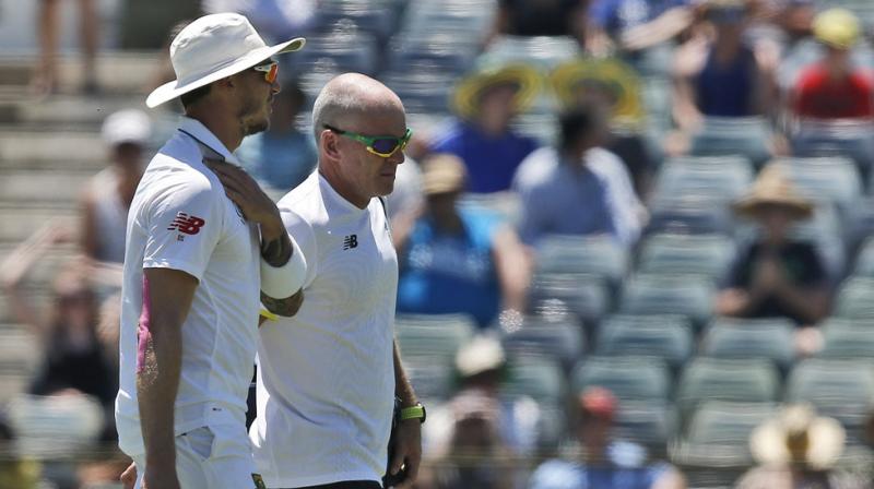 Dale Steyn went off the field and headed to the hospital for scans after he injured his shoulder during the second days play of first Australia-South Africa Test. (Photo: AP)