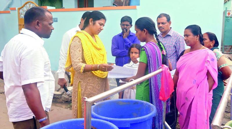 Guntur Municipal Corporation commissioner Ch. Anuradha inspects waste being collected by Nagara Deepikas in Guntur city. (Photo: DC)