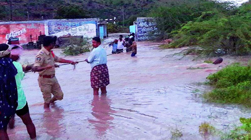 Police rescue people who stranded in the floods at Pamidi. (Photo: DC)
