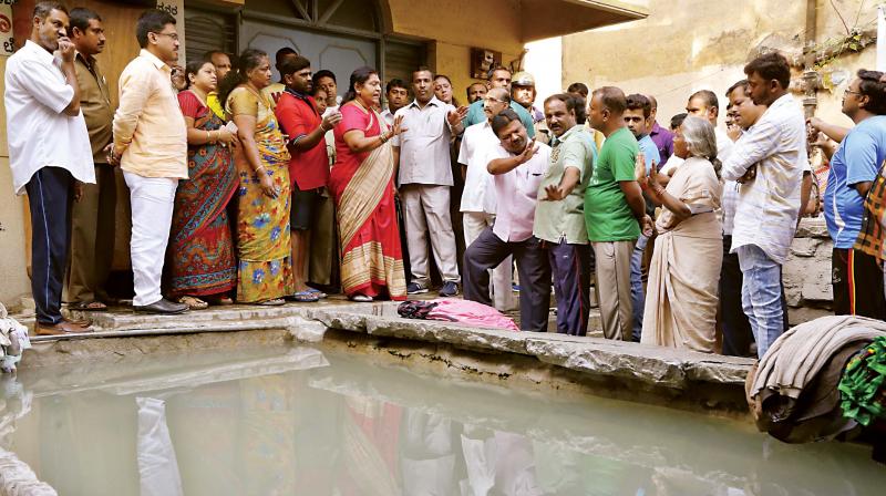 BBMP Mayor G Padmavathi inspects Kempambhudi Lake in Bengaluru on Thursday.