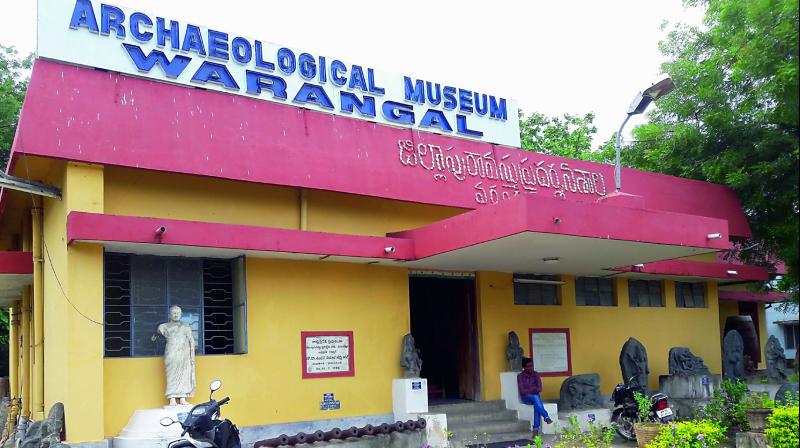 The museum contains a rare collection of idols, paintings, coins, weapons, sculptures, inscriptions from the Chalukyan and Kakatiyan times and a wide range of artefacts.