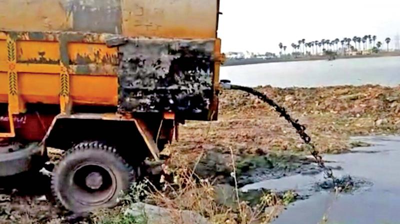 A private tanker disposes untreated sewage into Korattur lake (Photo: DC)