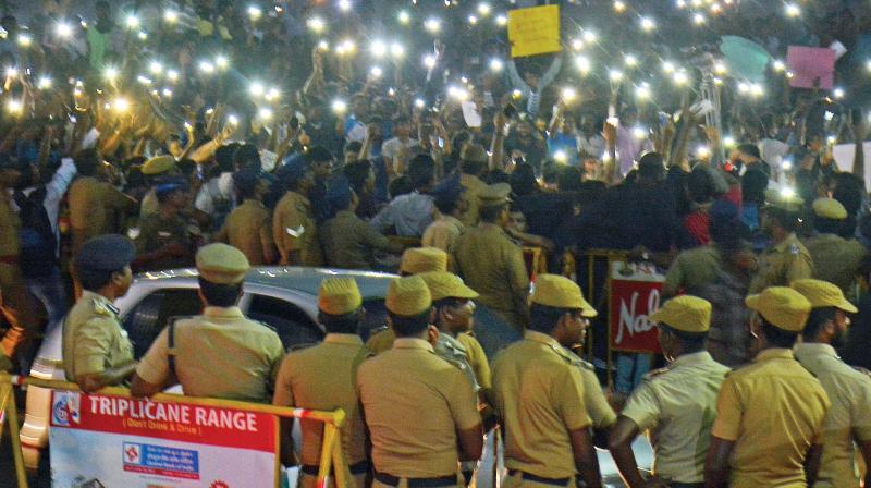 Thousands of enthusiastic supporters of jallikattu stage protest on Marina on Tuesday night (Photo: DC)