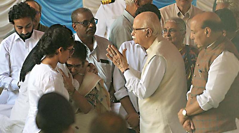 BJP patriarch L.K. Advani consoles Ananth Kumars wife Tejaswini at the funeral  in Bengaluru on Tuesday.