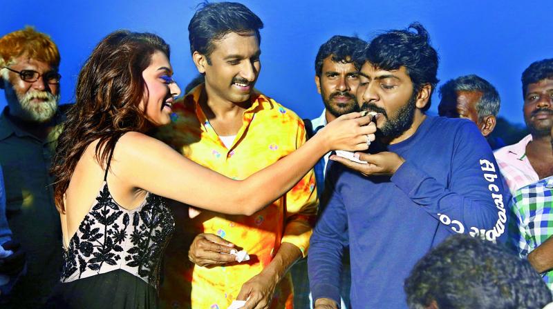 Treat for Bday Boy: Actors Hansika Motwani and Gopichand join in for Sampath Nandis birthday fun on the sets of their film.