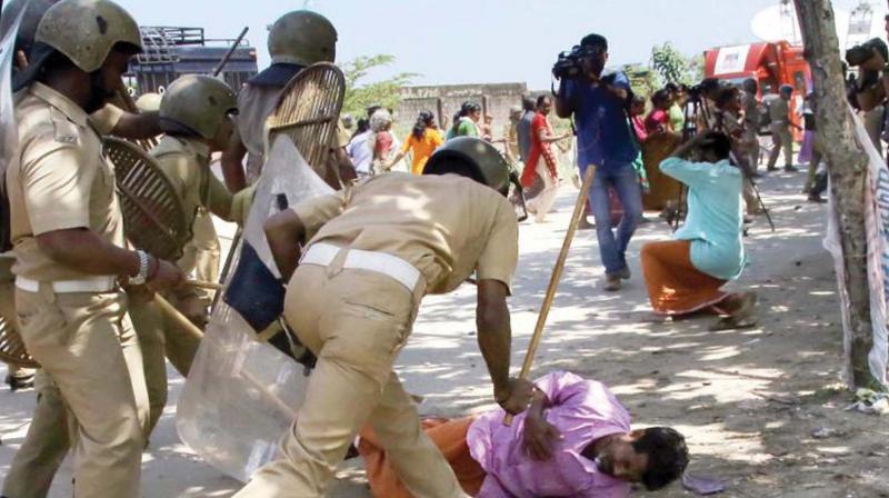 Policemen beat up people protesting against IOC terminal at Puthuvypeen. (file pic)