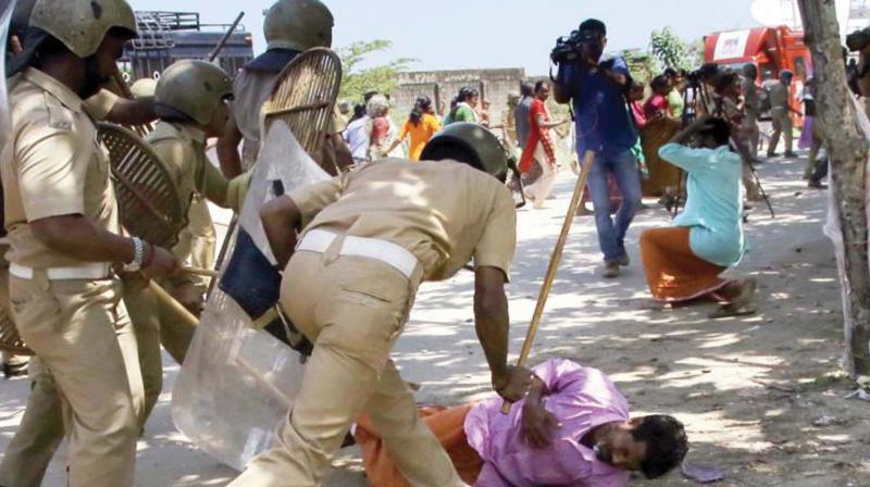Policemen beat up people protesting against IOC terminal at Puthuvypeen. (file pic)