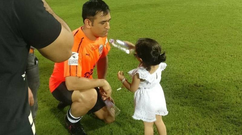 In a heartwarming video captured by one of the spectators from the stands, Ziva is seen offering water to her dear daddy. (Photo: Twitter)