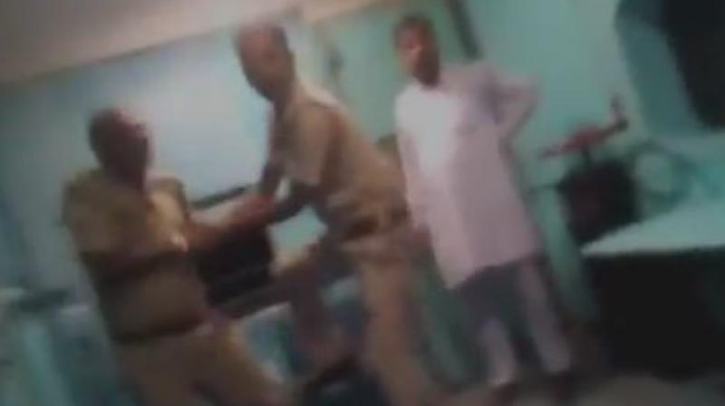 Video: UP cop gets thrashed by RPF jawan as he jumps off train to catch prisoner