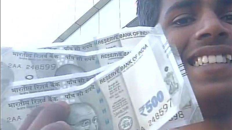 In a first, a State Bank of India branch in Bhopal on Sunday rolled out the first set of the newly issued Rs. 500 notes. (Photo: ANI/Twitter)