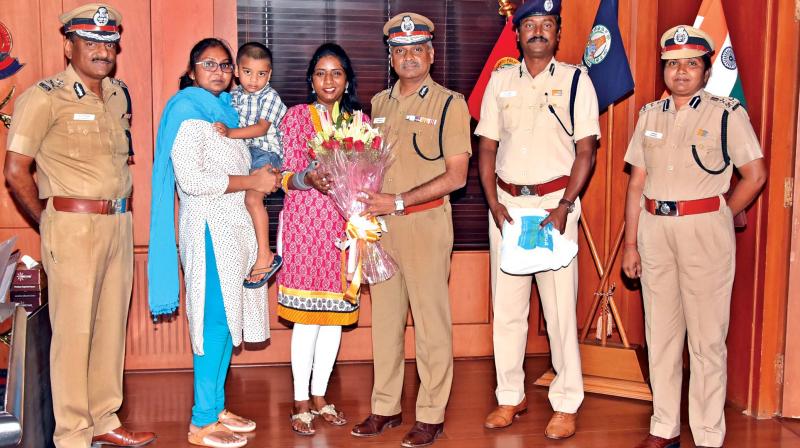 Techie Lavanya who was attacked by robbers near OMR few weeks ago, visits the city police commissioner and thanks him on Friday. 	(Photo:DC)