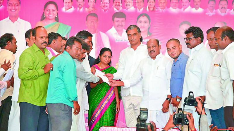 Kaleshwaram affected submit a memorandum to irrigation minister T. Harish Rao in this file photo. MP K. Kavitha, MLA Bajireddy Govardhan are also seen.