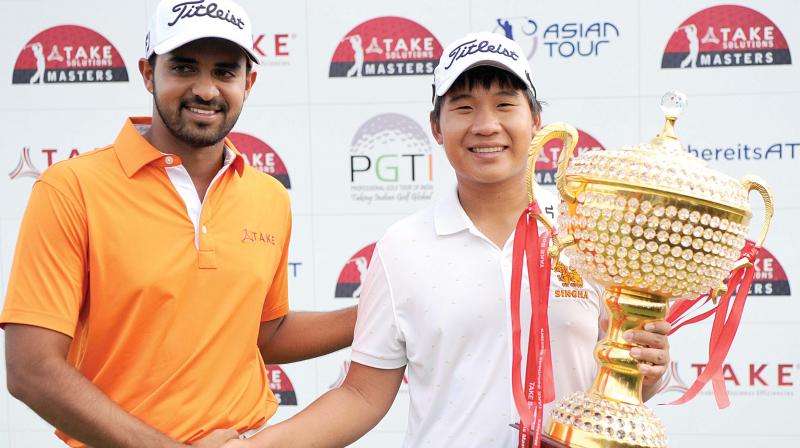 (Left) Runner-up Khalin Joshi congratulates Poom Saksansin, the winner of the Take Solutions Masters, at the Karnantaka Golf Association on Sunday (Photo: R. SAMUEL)