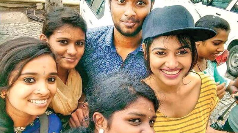 Actress Oviya with her fans at a mall in Chennai on Sunday (Photo: DC)