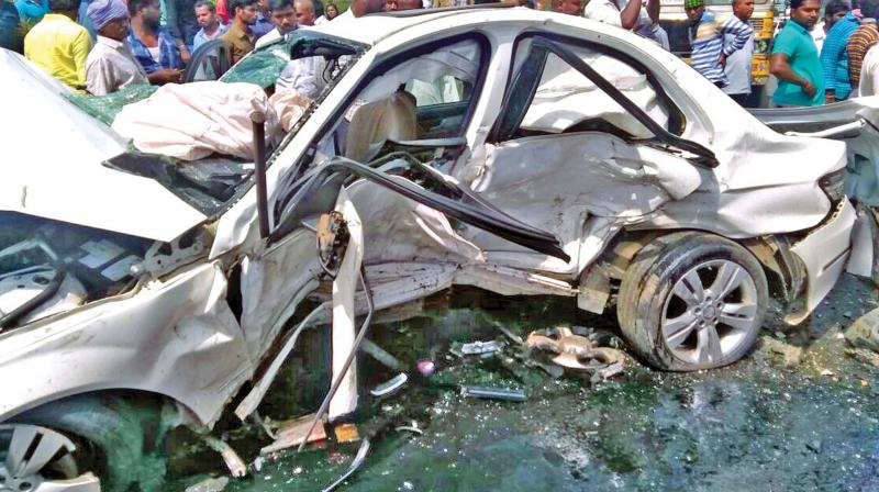 Mangled remains of vehicles after road mishap on Sunday on the Chennai-Bengaluru highway at Nandiyalam in Vellore district.	(Photo: DC)