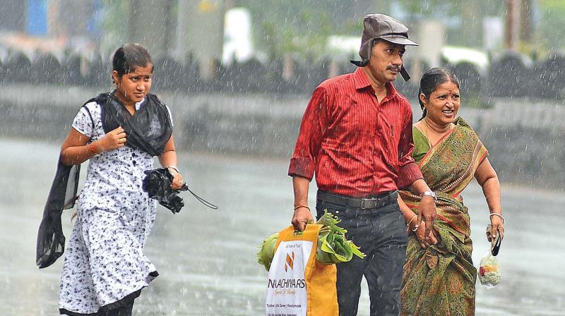 Widespread rains witnessed on Sunday evening had not deterred the spirits of shoppers. A scene of people struggling in the sharp showers. (Photo:DC)