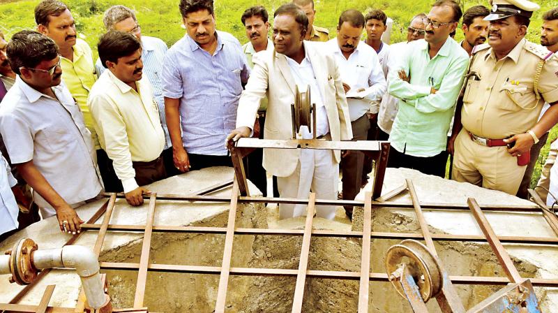Karnataka State Commission for Scheduled Castes and Scheduled Tribes chairman Muniyappa inspects the controversial well at Channur in Jewargi taluk on Tuesday.