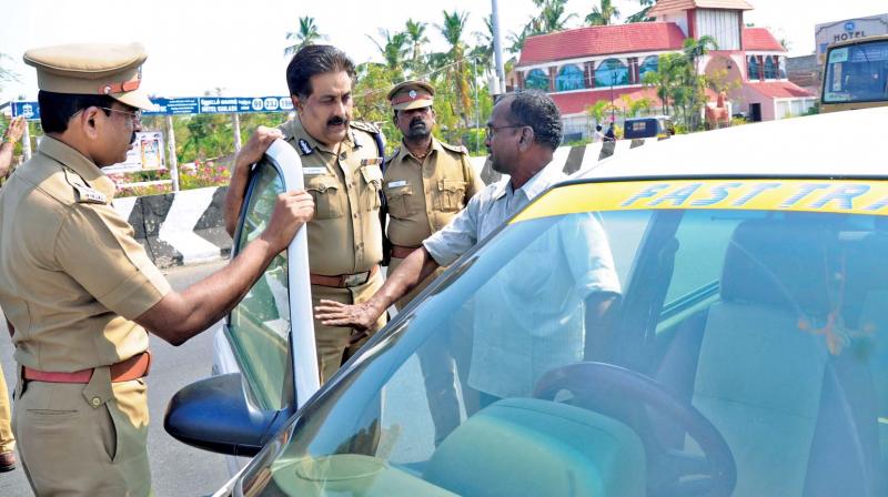 The victim, call taxi driver Murali Krishnan explains the sequence of events to Chennai police commissioner S. George on Saturday.