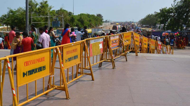 Barricades put in place on Marina for crowd management ahead of Kaanum Pongal which falls on Monday by city police (Photo: DC)