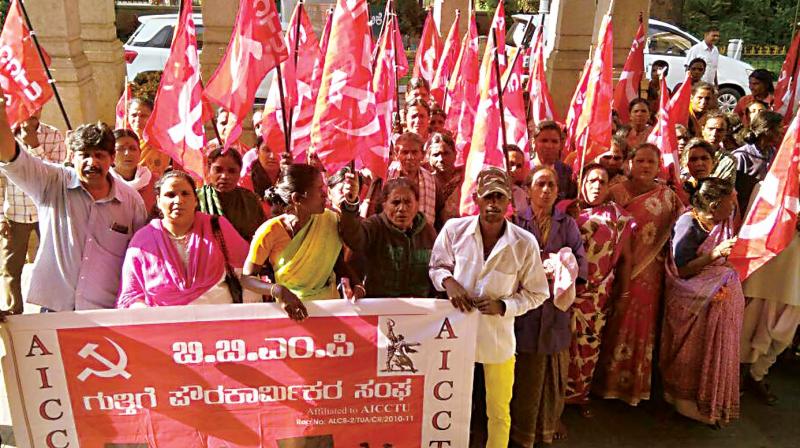 Pourakarmikas protesting in front of Mayors office, BBMP on Wednesday demanding protection from contract garbage mafia. (Photo: DC)