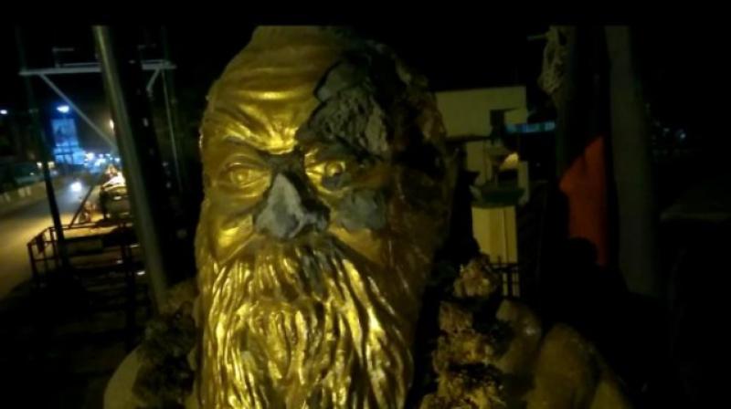 Two drunk men vandalised a Periyar statue in Tamil Nadus Vellore district on Tuesday night. (Photo: (Twitter Screengrab | Unofficial Sususwamy @swamv39)