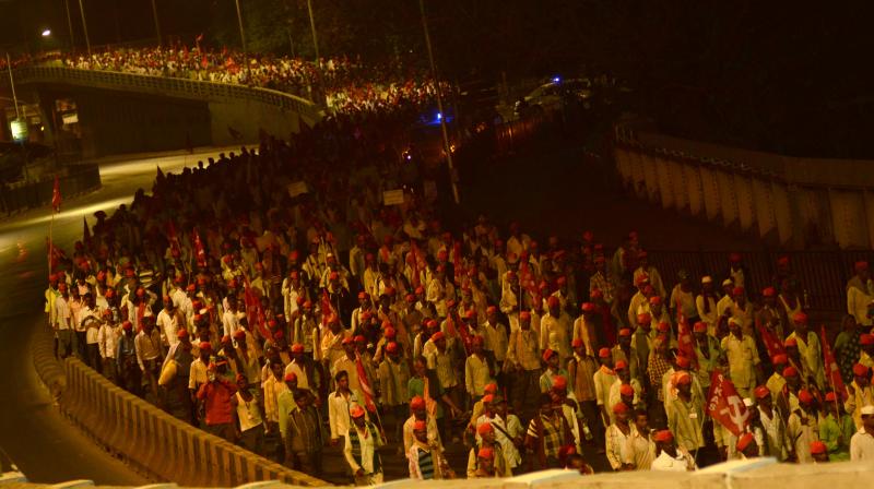 Thousands of farmers, carrying red flags, converged at Mumbais Azad Maidan after walking around 180 kilometres under blazing sun over the last six days. (Photo: Shripad Naik)