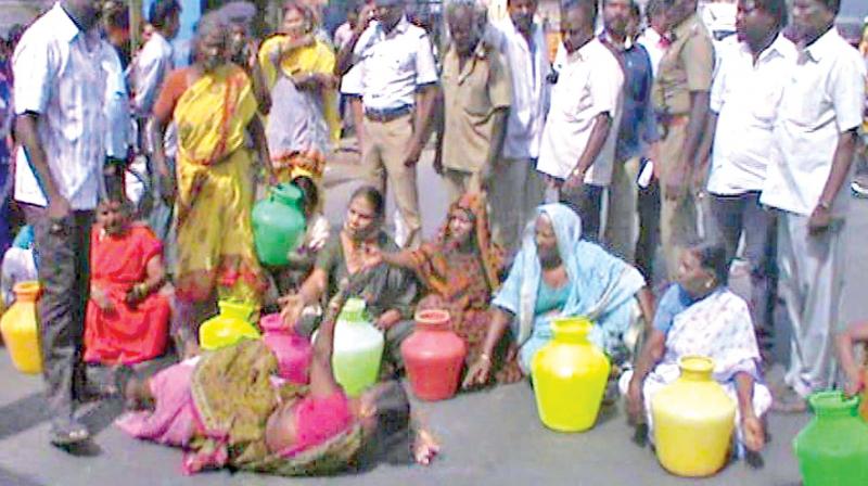 Pammal residents stage demonstration on Pallavaram- Kundrathur Road, demanding regular supply of drinking water. (Photo: DC)