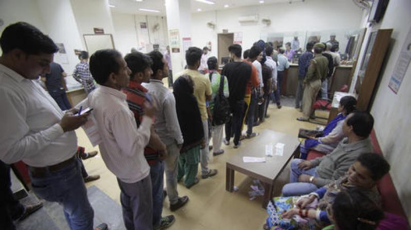 Indians stand in a queue to deposit and exchange discontinued currency notes. (Photo: PTI)