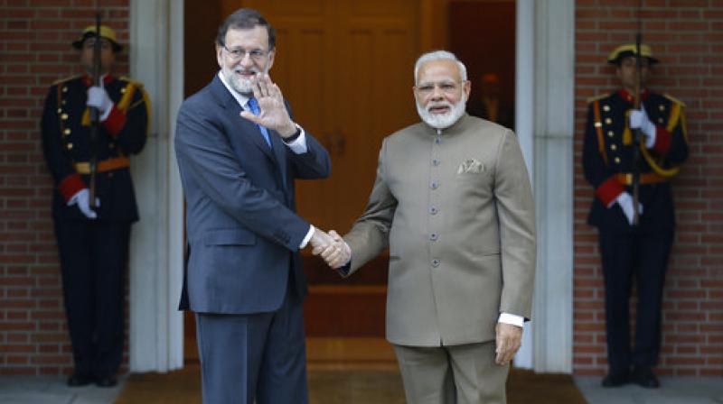 Spanish Premier Mariano Rajoy, left waves as he shakes hands with Indian Prime Minister Narendra Modi at the Moncloa Palace in Madrid, Spain. (Photo: AP)