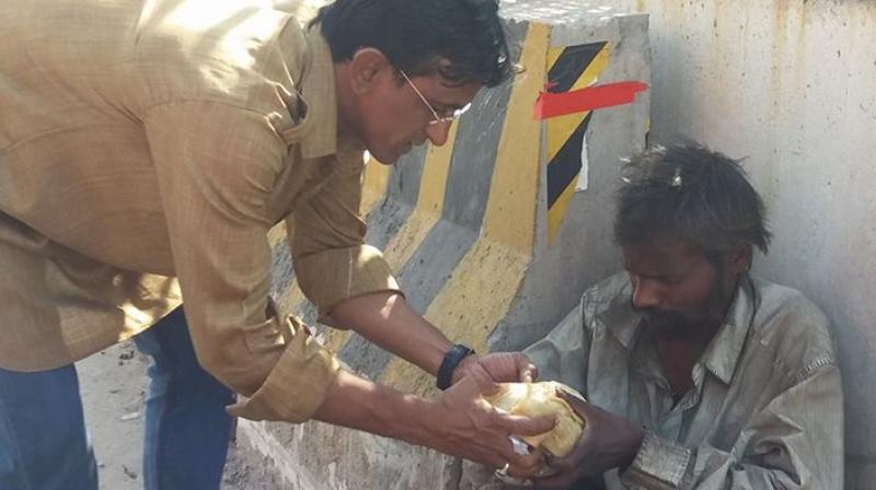 Hyderabad man inspires people to carry two extra rotis for the hungry