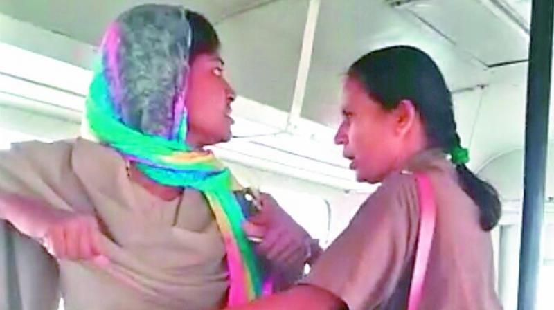 Constable Rajitha Kumari attacks conductor Shobharani. The video was captured by a passenger in the bus. (Photo: DC)