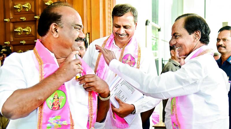 Caretaker Chief Minister and TRS president K. Chandrasekhar Rao shares a light moment with former Assembly speaker Madhusudhanachary and MLC Palla Rajeswar Reddy after a meeting at TRS Bhavan in Hyderabad. (DC)