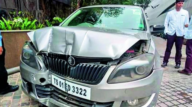 Front view of the damaged Skoda Rapid car.