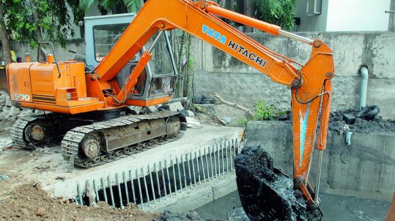 Negligence of sanitary supervisors to clear the silt removed from the canals at Balaji Nagar area of Nellore city came in for sharp criticism from the YSRC leaders.