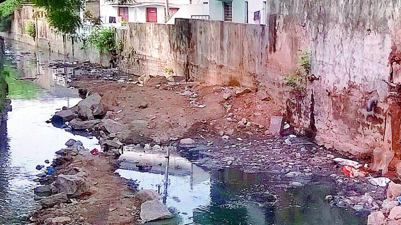 The Secunderabad Canto-nment board hasnt penalised contractor Laxman & Sons, despite the work period for widening the British era Picket nala having expired over 40 days ago.