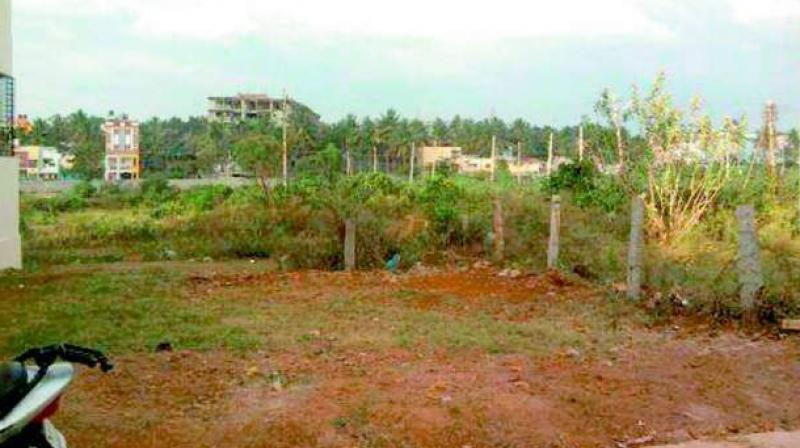 Acquisition of plots approved by the VGTM (Vijayawada, Guntur, Tenali and Mangalagiri) urban development authority (UDA) for various development activities, including Gannavaram airport expansion works, is worrying the plot-owners, as officials are heading to initiate the process without giving clarity on compensation despite High Court orders.