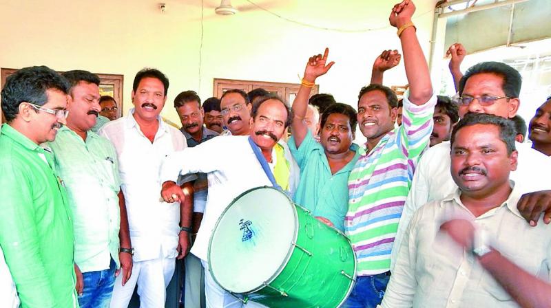 Minister for Excise K.S.Jawahar celebrate the party victory in Kakinada Municipal Corporation elections, in Kovvuru on Friday. (Photo: DC)