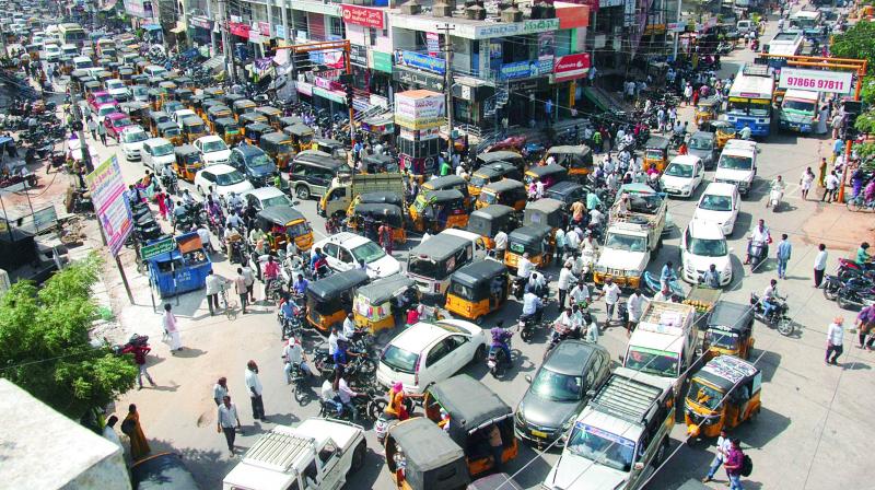 Traffic hurdles at major thourough fares like Sapthagiri circle and Subhash road in Anantapur. (Photo: DC)