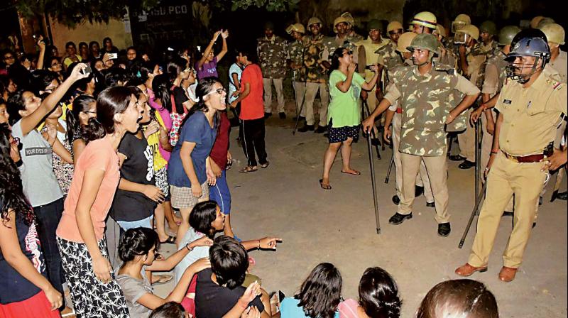 Students and police in a standoff in Varanasi. Female students were protesting against the administrations alleged victim-shaming after one of them reported an incident of molestation on Thursday. (Photo: AP)