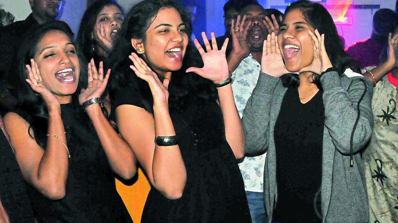 Girls ring in the New Year on December 31 in the city. (Photo: DC)