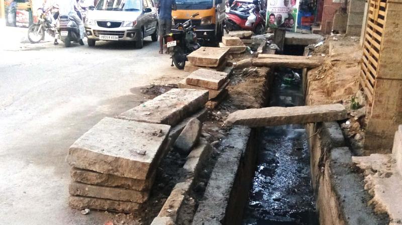 BBMPs drain work going on at Markham Road is a threat to motorists and pedestrians. (Photo: R Samuel)