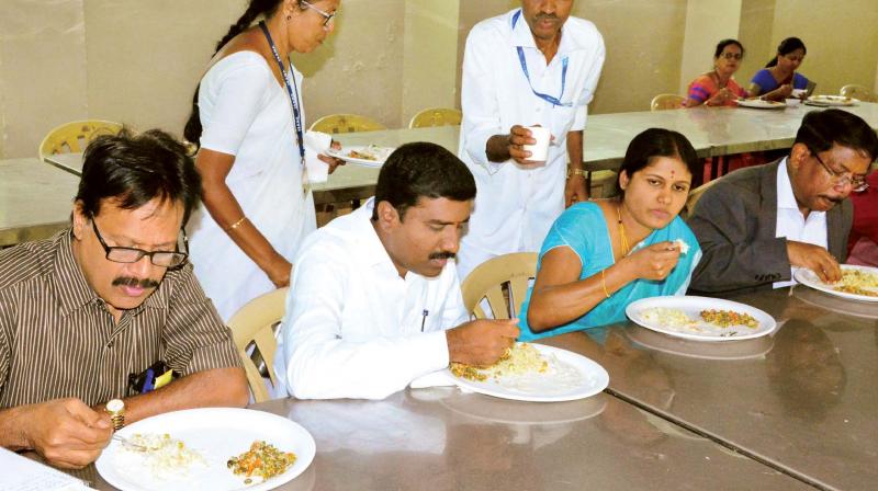 Mayor Gangambike Mallikarjun and BBMP Commissioner Manjunath Prasad (right) have breakfast delivered from an Indira Canteen after the Palike Council meeting in Bengaluru on Monday 	(Image DC)