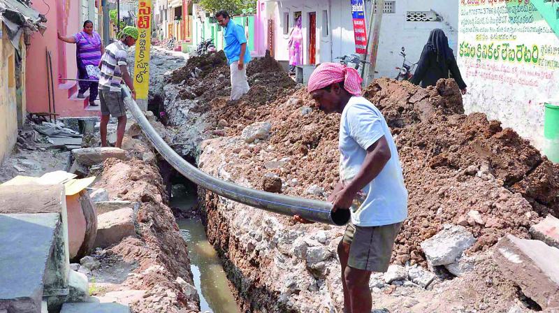 The old drainage line being replaced by the new HDPE pipelines in Anandpet, Guntur city on Tuesday. (Photo: DC)