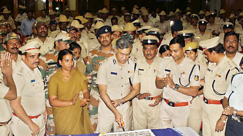 Additional Commissioner Seemant Kumar Singh with police men who will be deployed for New Year Eve security (Photo: DC)