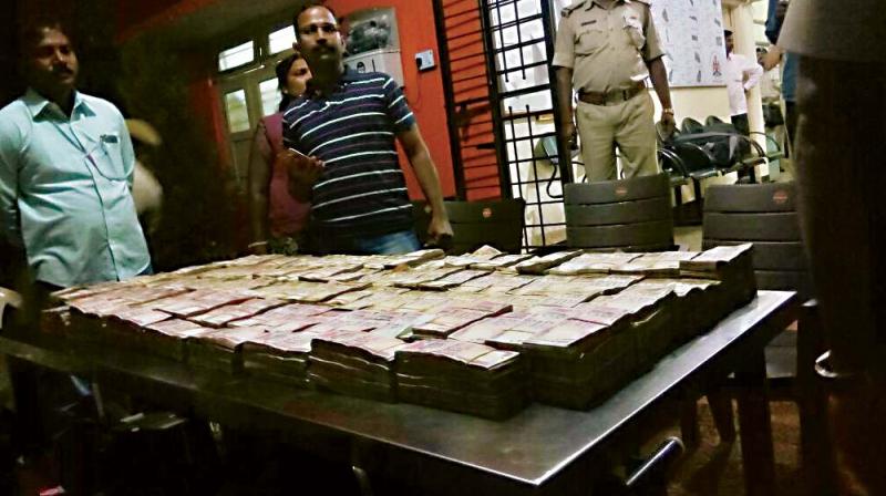 The demonetised currency seized by the police at a hotel in Belagavi	(Photo: DC)