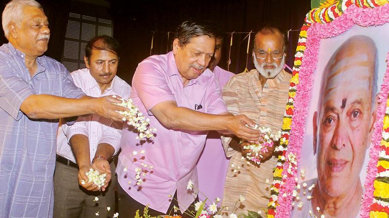 Former Lokayukta Justice N Santosh Hegde, N. Ramanuja, President, BVB, and H.N. Suresh, Director, BVB, offer floral tributes to Dr Mathoor Krishnamurthy on the occasion of his 89th birth anniversary in Bengaluru on Tuesday 	(Photo:DC)