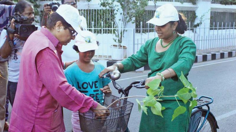 Puducherry Lt Governor Kiran Bedi gifts a sapling to a volunteer (Photo: DC)